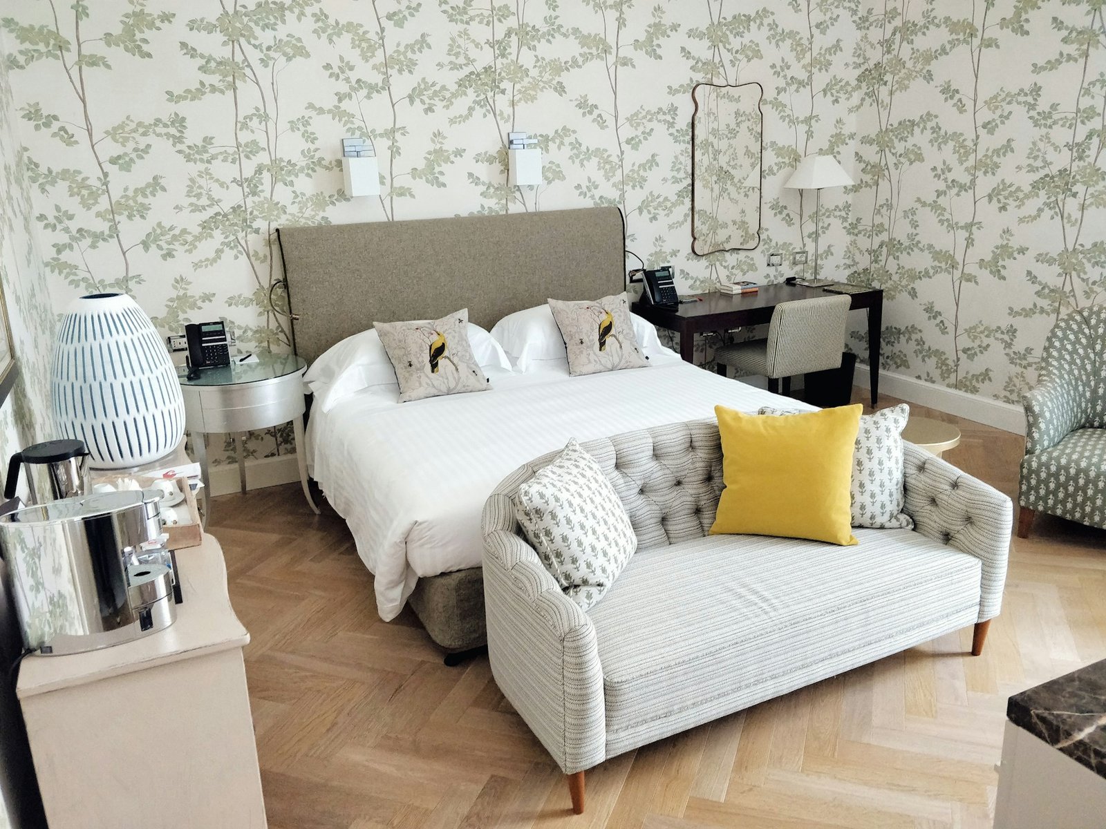 Neue Tapetenbahn wird über eine alte Tapete geklebt