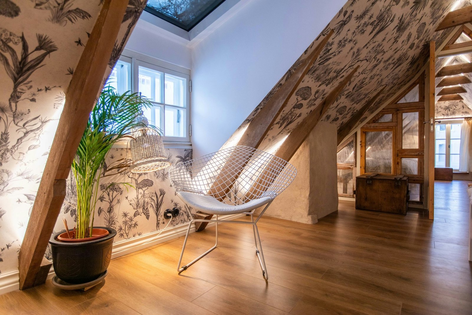 Raufasertapete mit sich lösenden Kanten an einer Wand