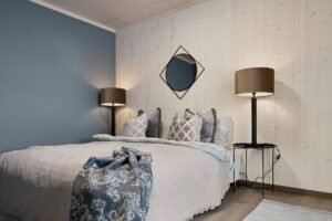 Hand mit Andrückroller auf einer Tapetennaht