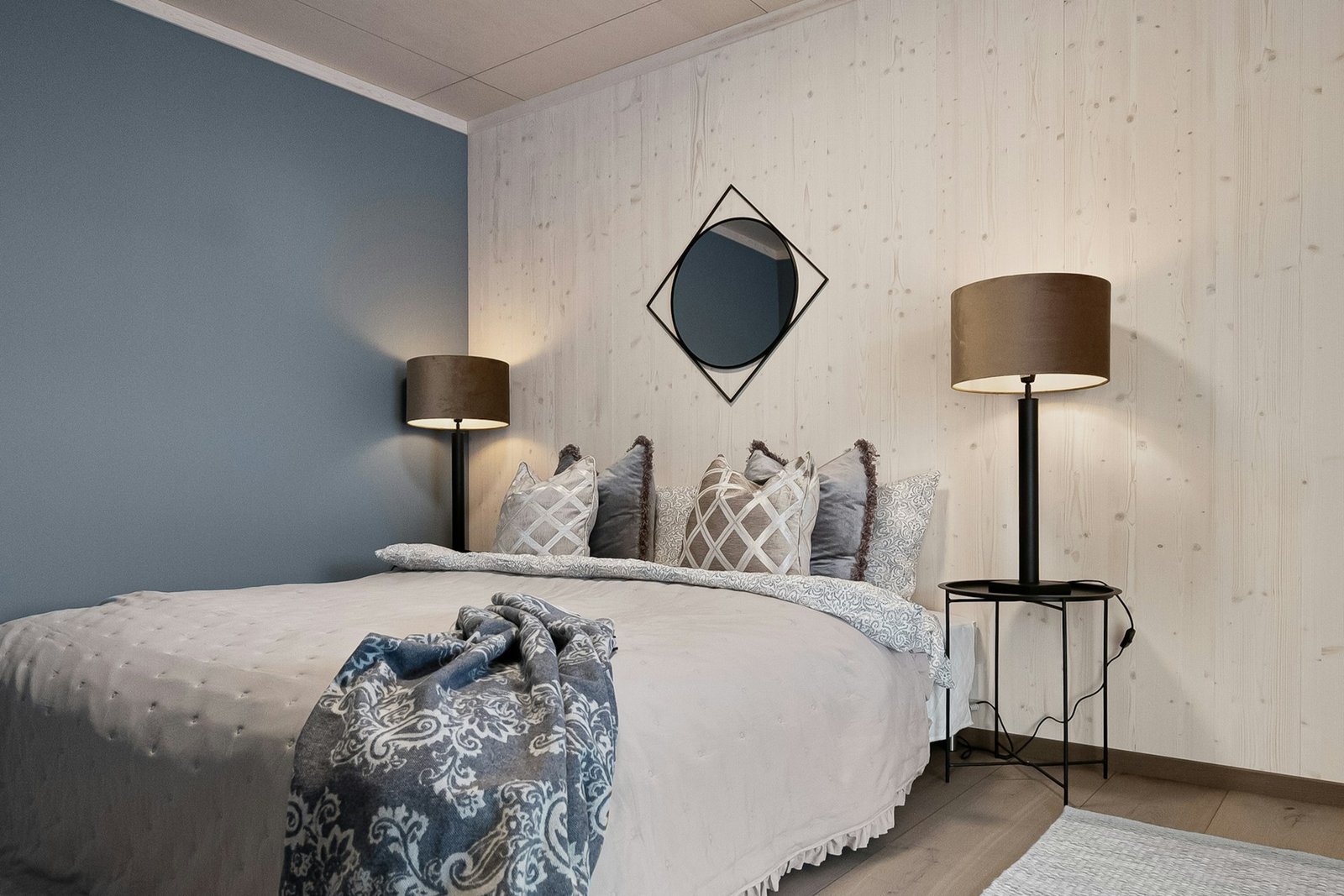 Hand mit Andrückroller auf einer Tapetennaht