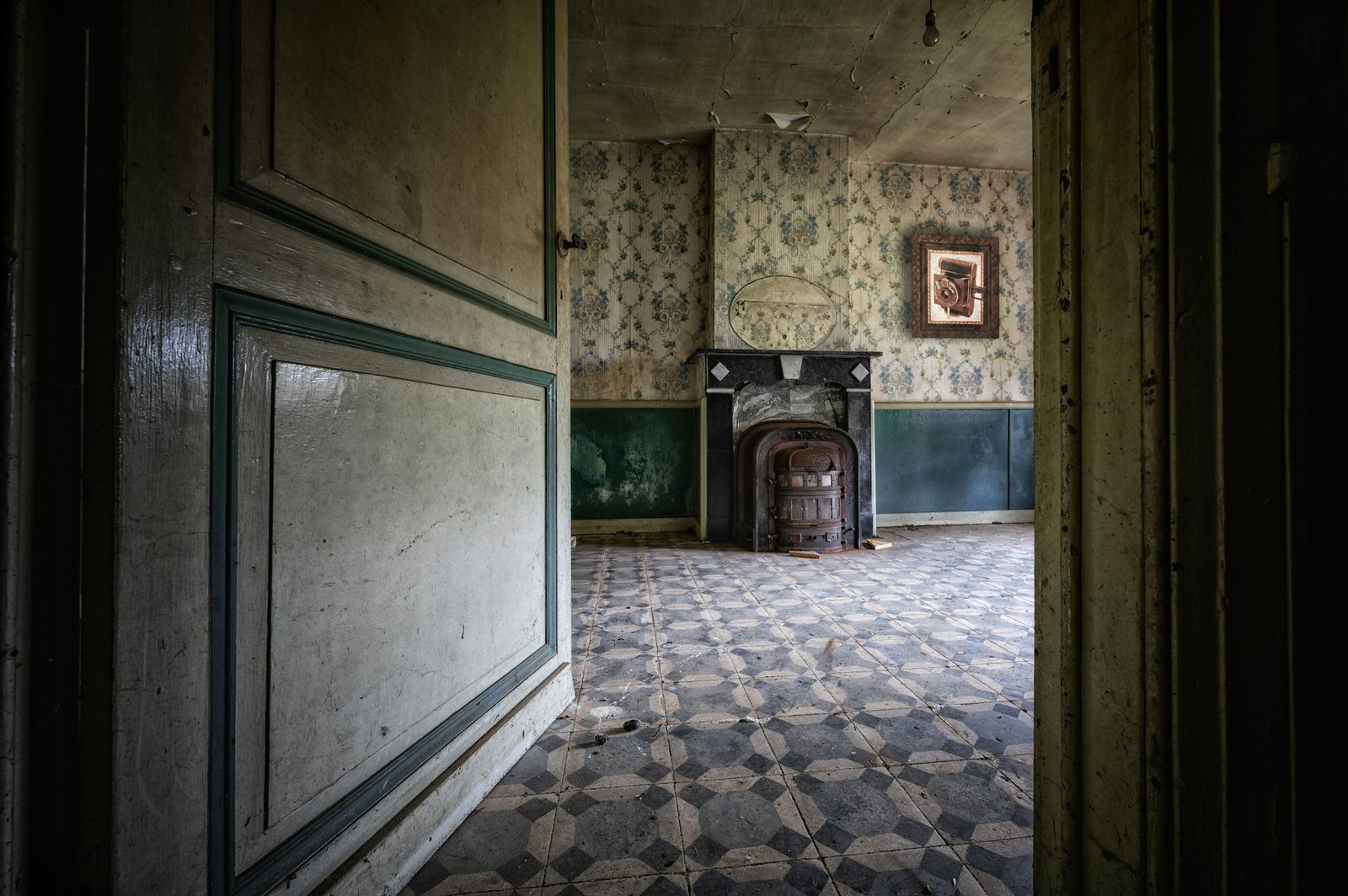 Großflächig abgelöste Tapete an einer Innenwand