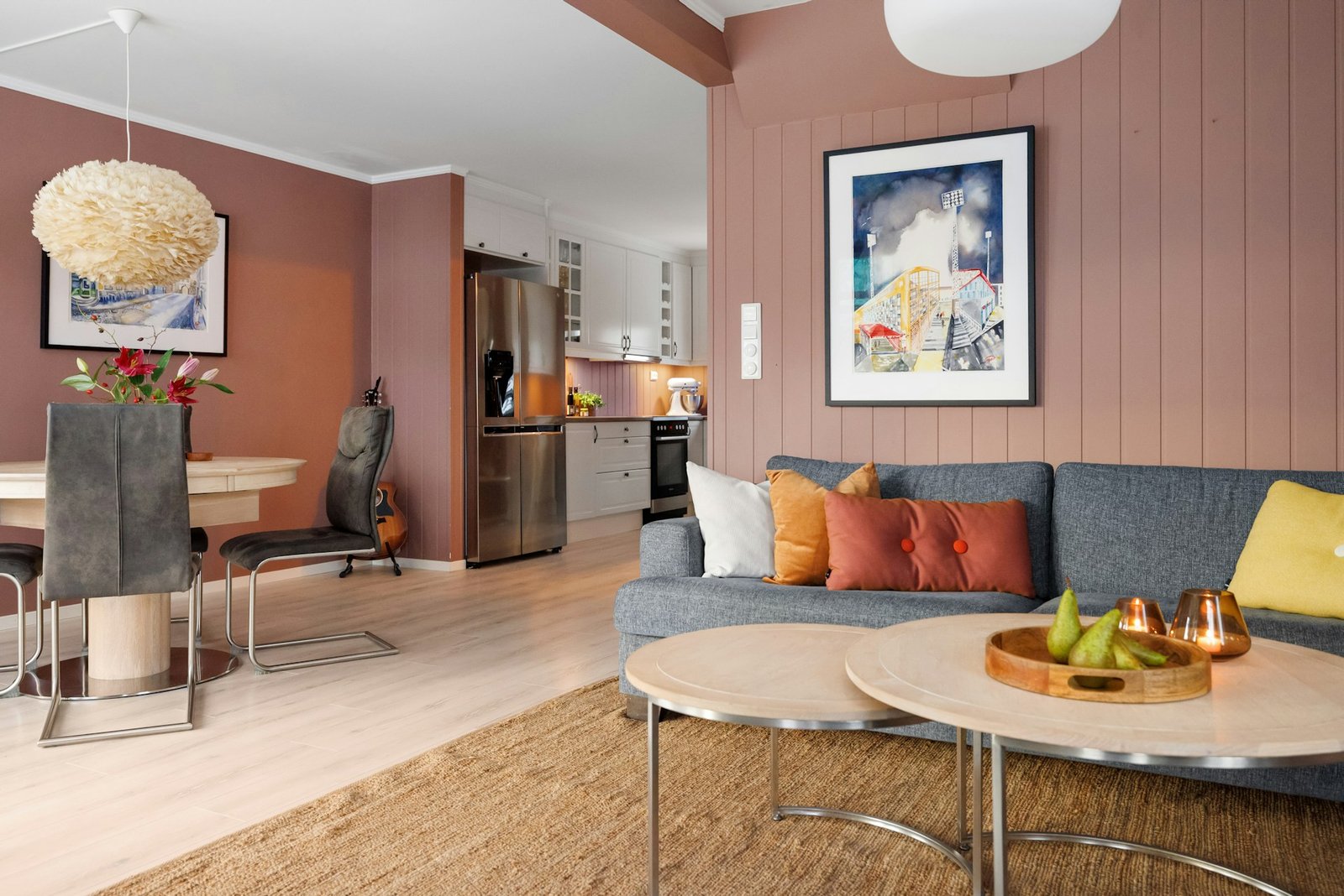 Person streicht eine Wand mit leicht gelöster Tapete