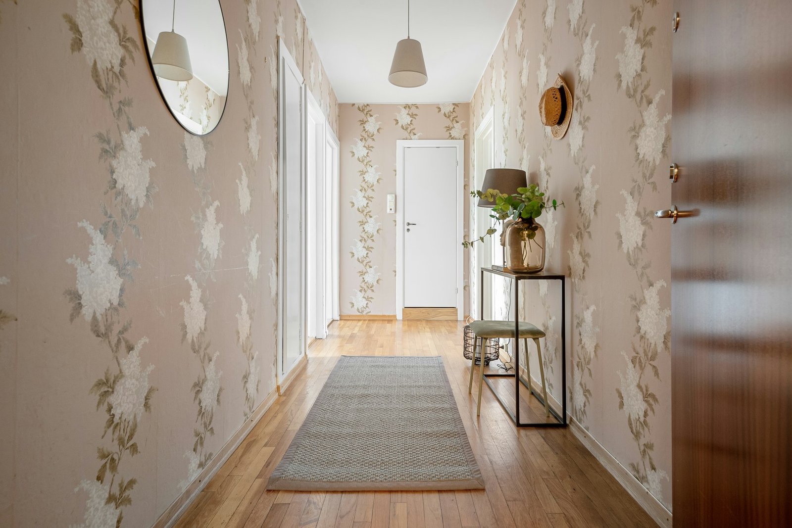 Teilweise gelöste Tapete an einer Innenwand