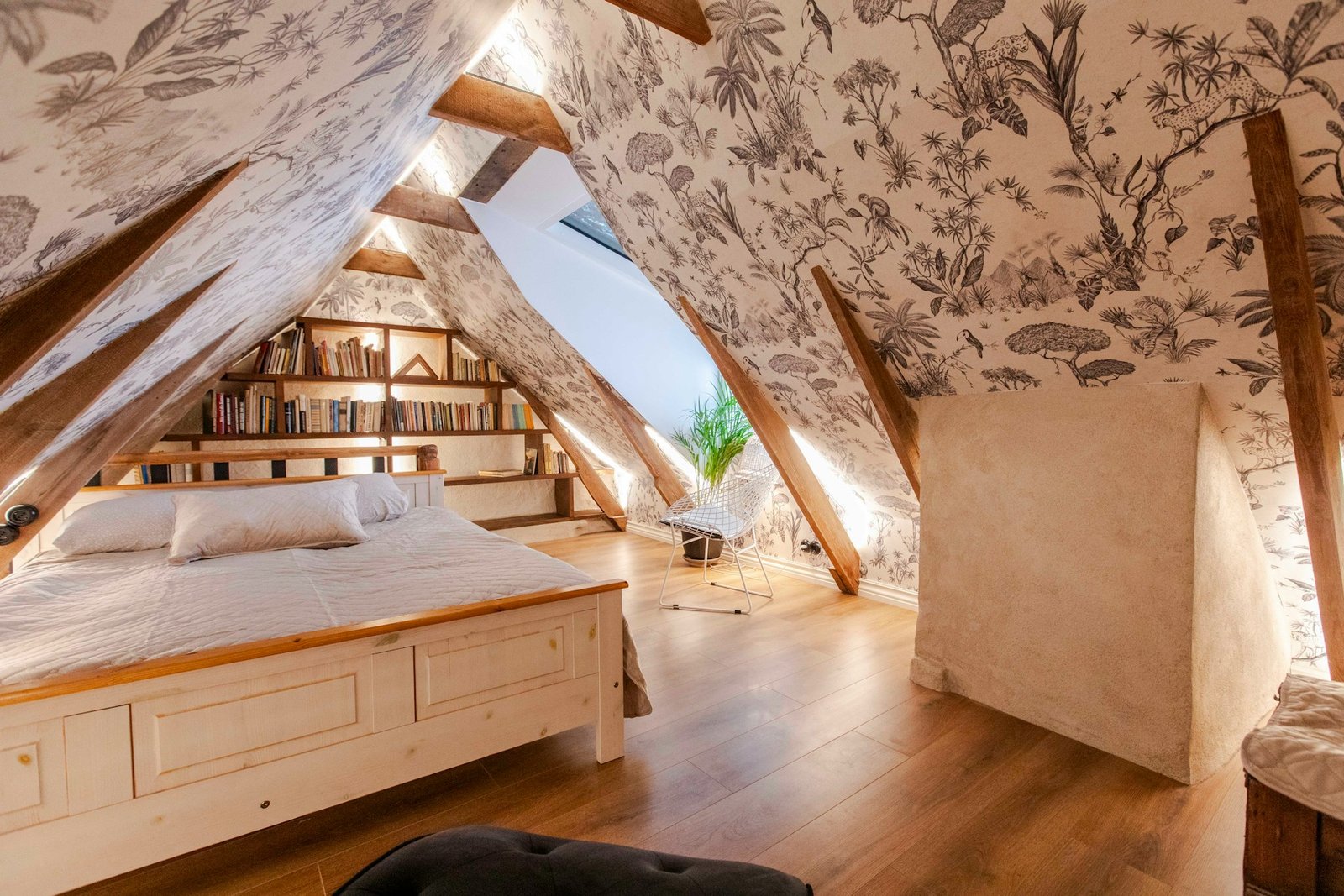 Feuchte Innenwand mit sich lösender Tapete