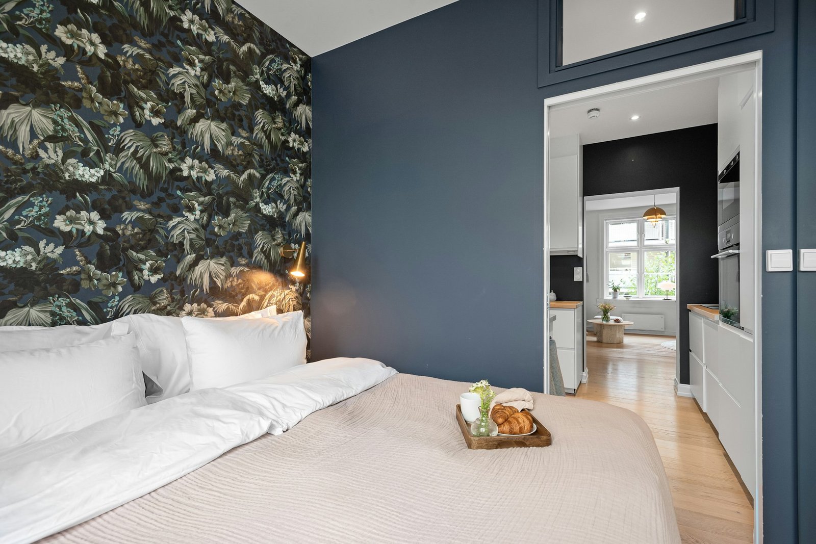 Tapete löst sich oberhalb eines Heizkörpers von der Wand