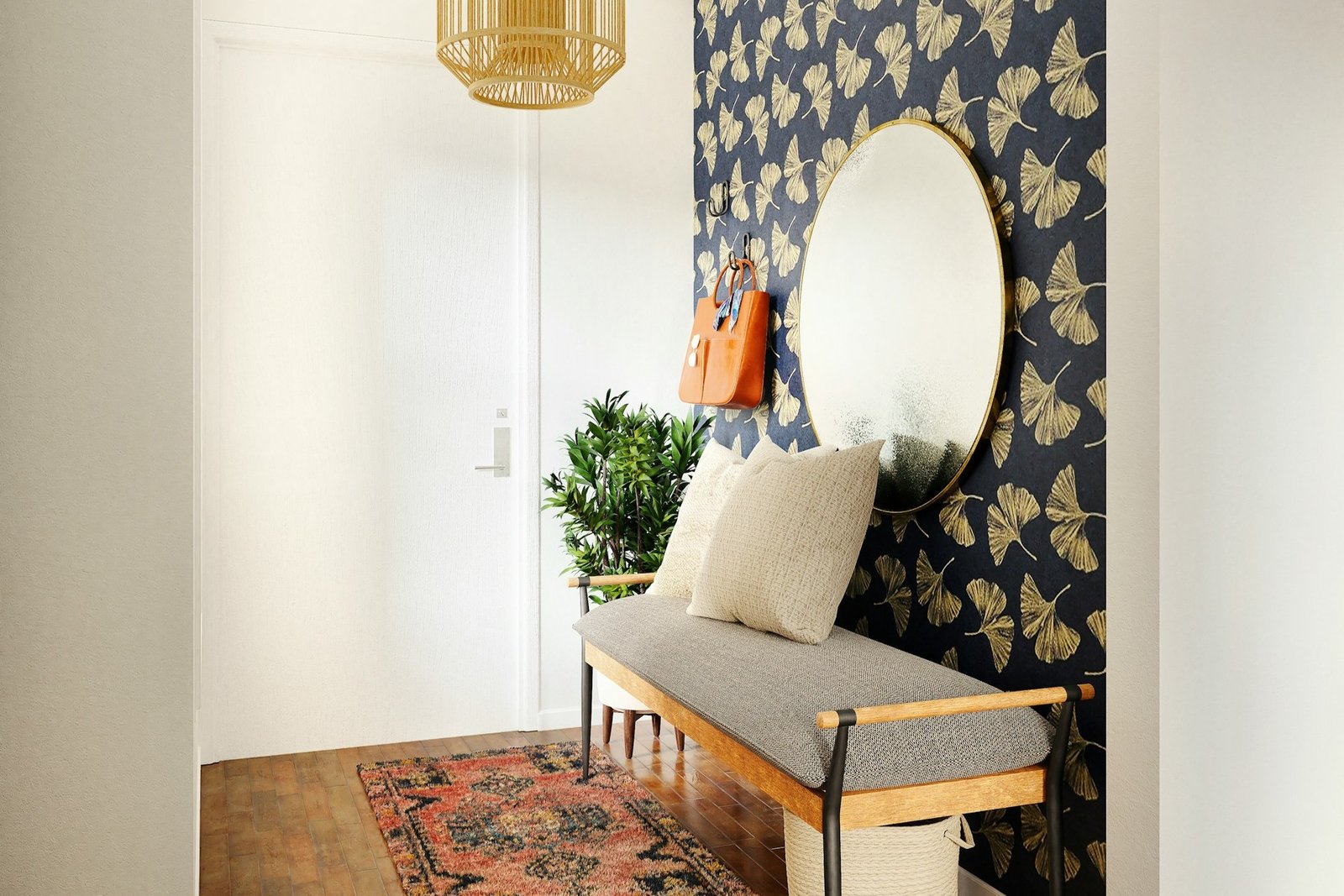 Ablösende Tapete an einer Innenwand einer Wohnung