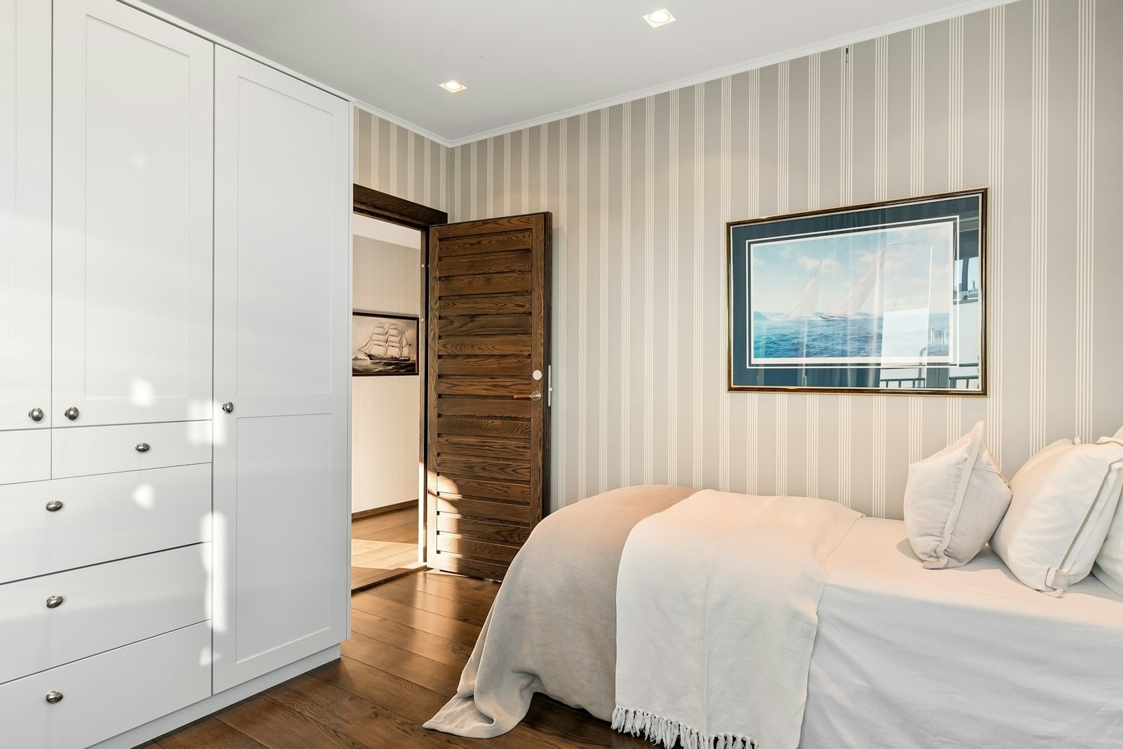 Abgelöste Tapete mit bröselndem Putz an der Wand