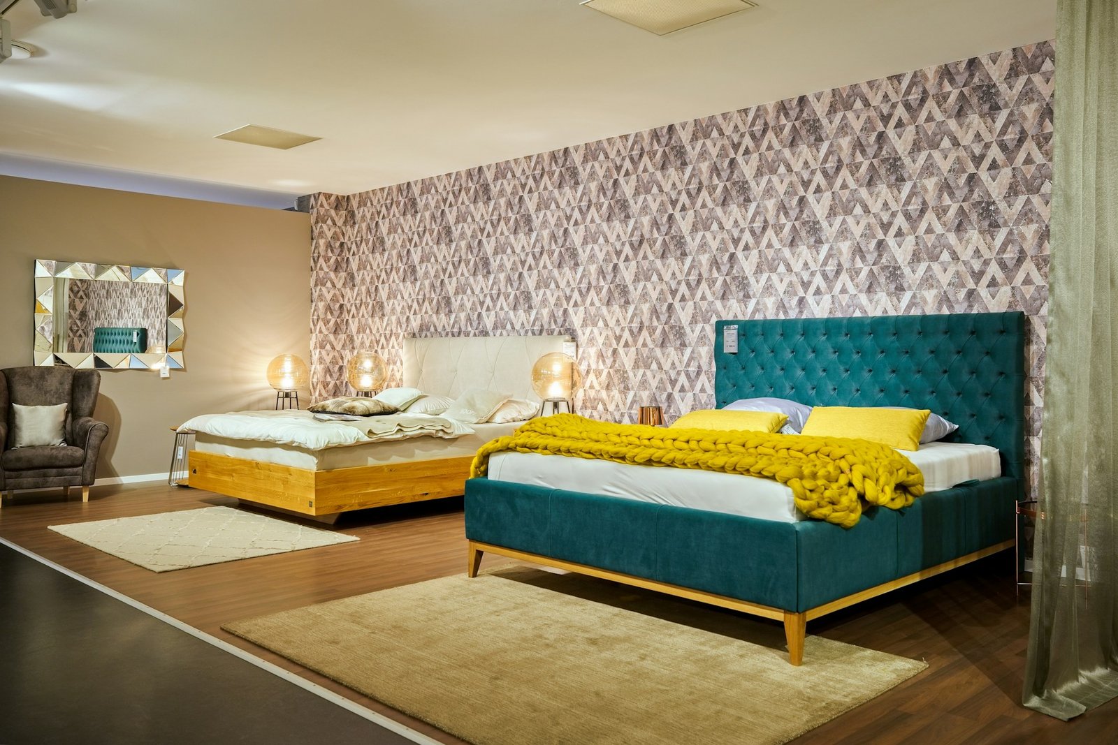 Nach dem Streichen gelöste Tapete mit sichtbaren Blasen