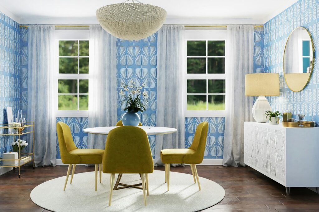 Geöffnete Tapetennaht an einer gestrichenen Wand