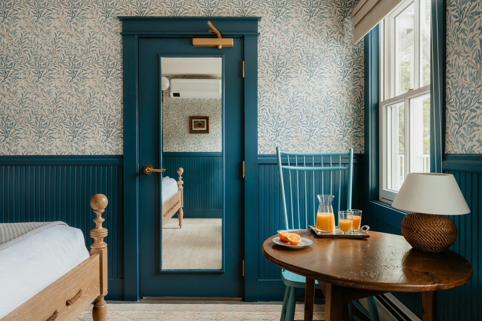 Tapete löst sich im unteren Wandbereich nahe dem Boden