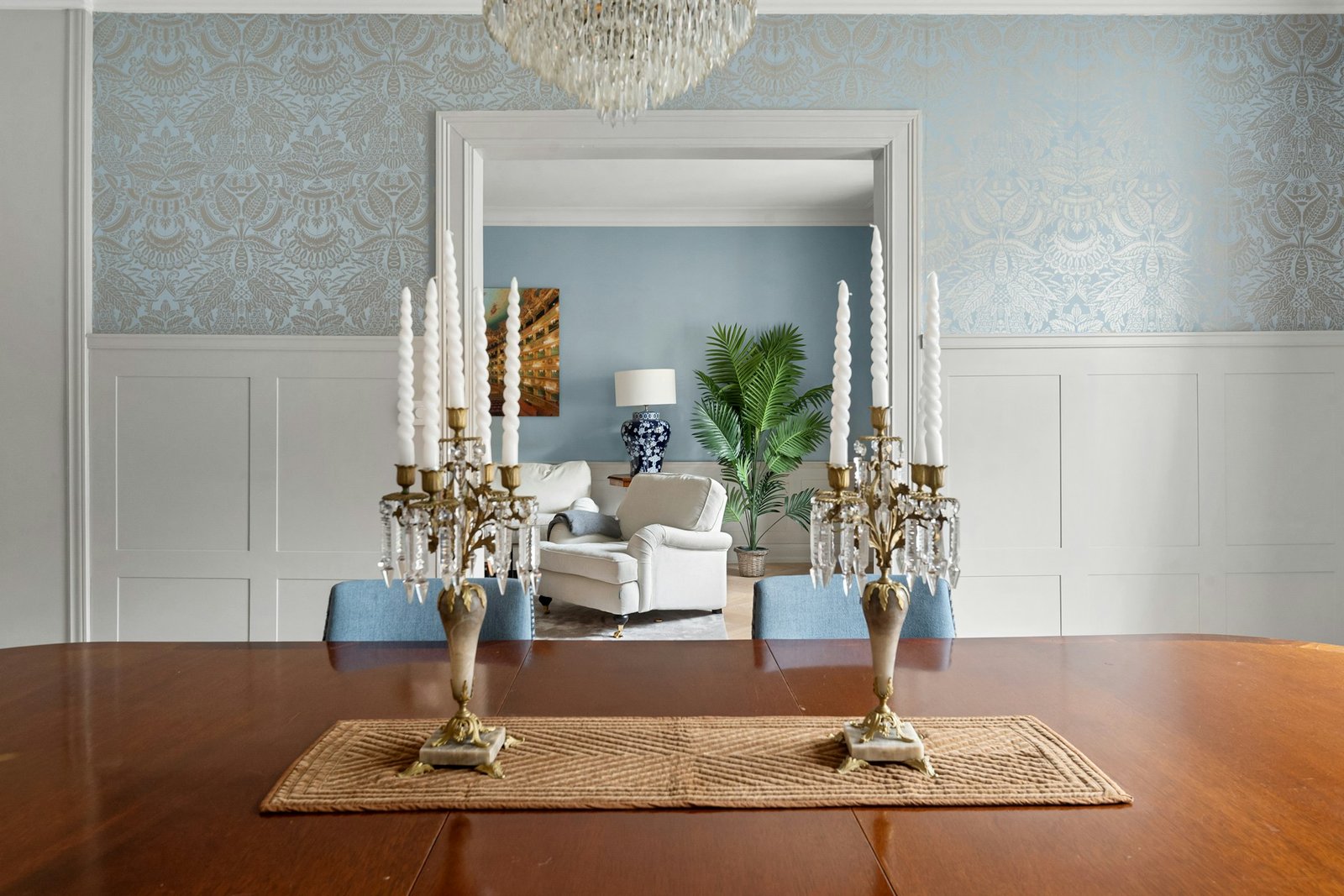 Sich lösende Tapete an einer Innenwand einer Wohnung