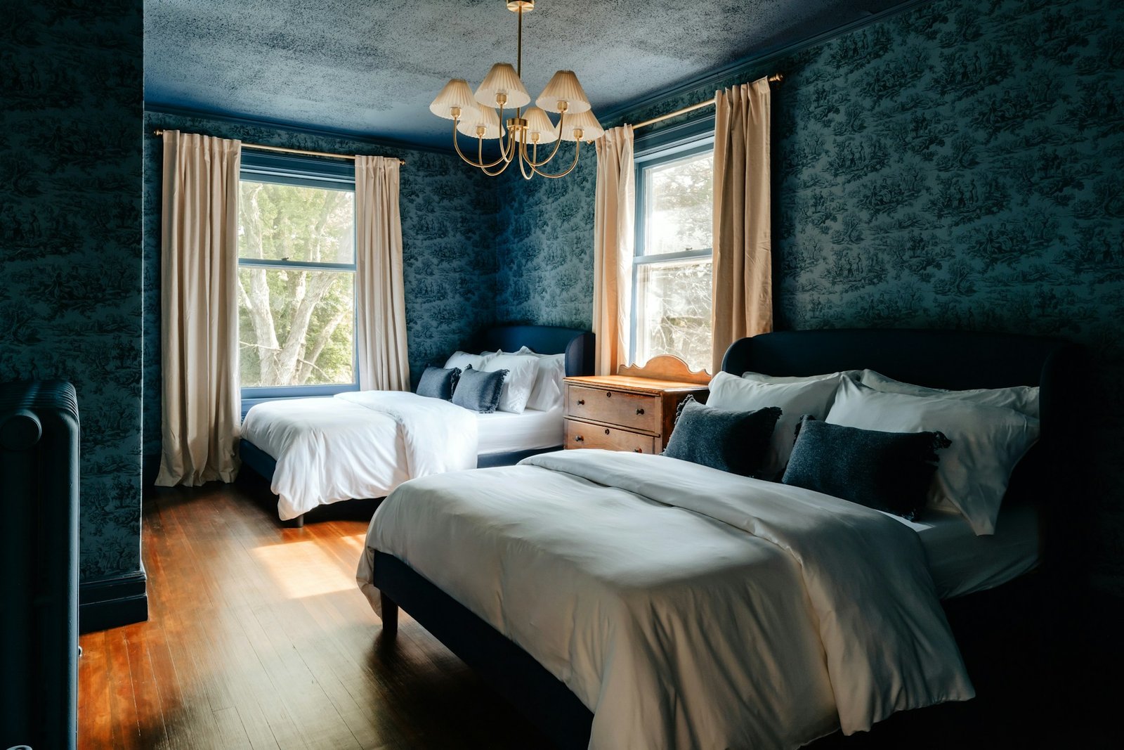 Leicht gelöste Tapete an einer Innenwand