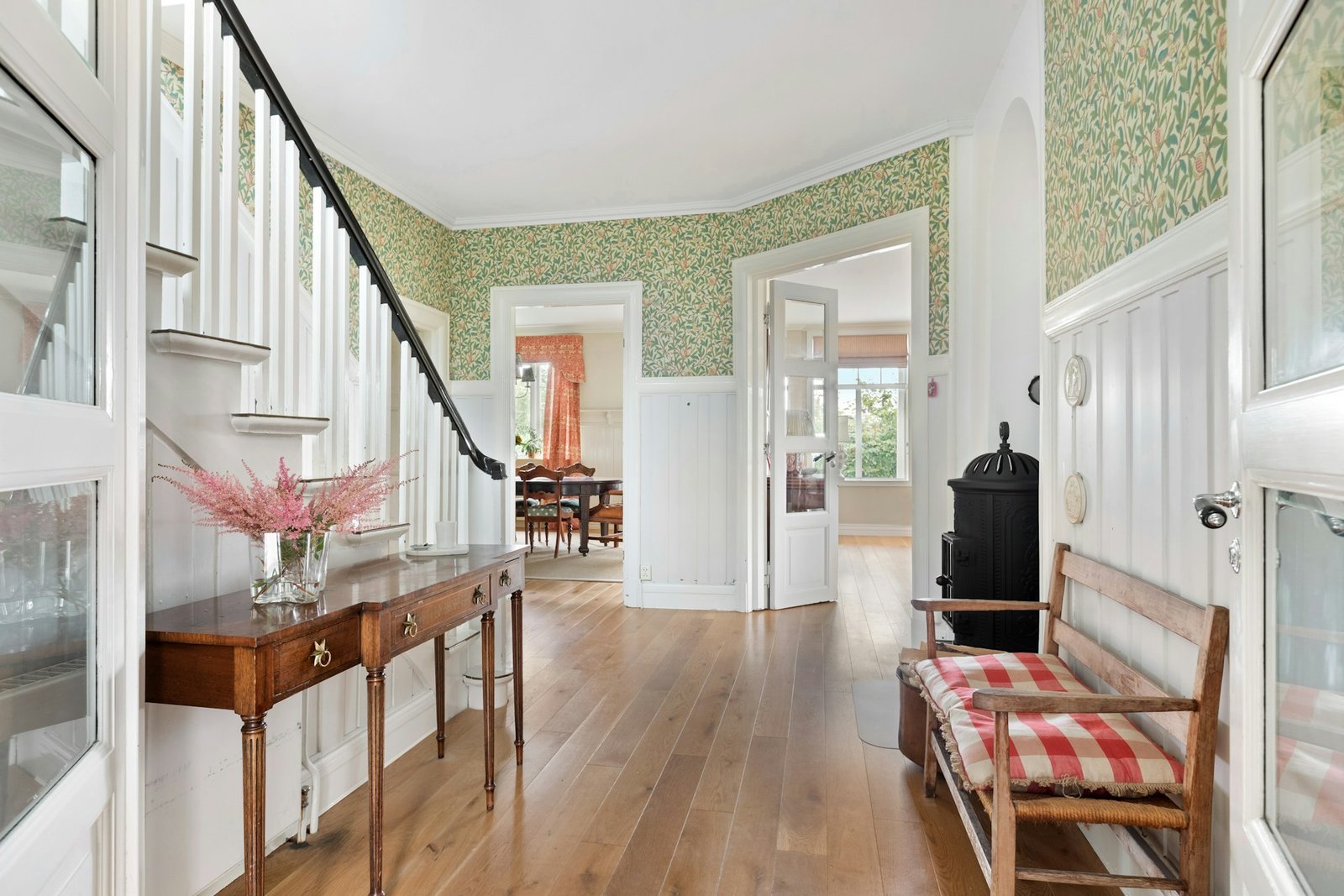 Wand wird gestrichen, darunter löst sich die Tapete