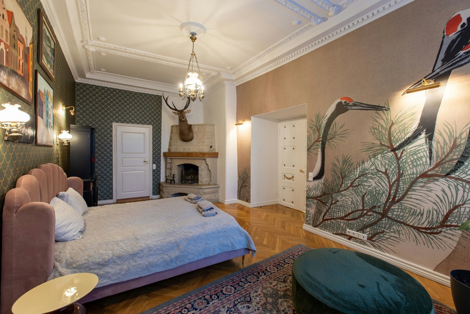 Vliestapete löst sich stellenweise von einer Innenwand